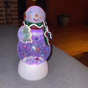 2010 Hallmark Snowman Lighted Snow Globe Changing Color + Motion Cookie Scarf